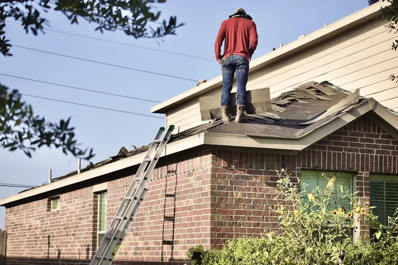 Professional roofer working on a residential roof in Los Ranchitos